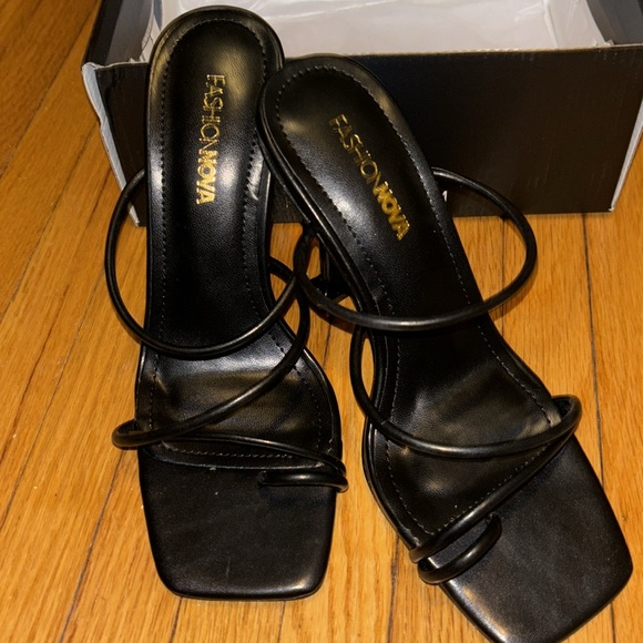 Fashion Nova All Black short heels - Picture 4 of 4